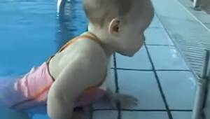 Tämä 21-kuukautinen tyttö on opettelee uimaan. Tämä on yksi kauneimmista ikinä k